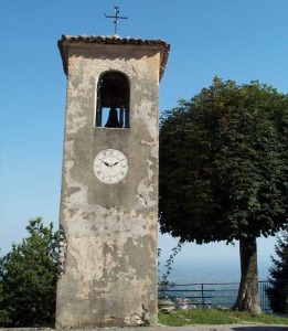 La campana che dà il nome alla località (foto: www.caiasiago.it)