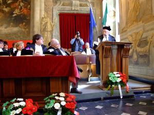 Mario Rigoni Stern riceve la laurea honoris causa a Genova.