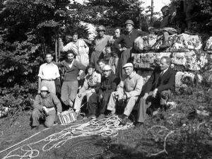 Mario, secondo da sinistra, con i fondatori del Gruppo Grotte.
