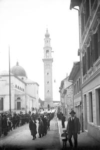 La popolazione di Asiago impegnata nel sollevamento delle campane (settembre 1927).