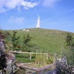 Monumento ai caduti sul monte Corno, visto dal giardino botanico alpino