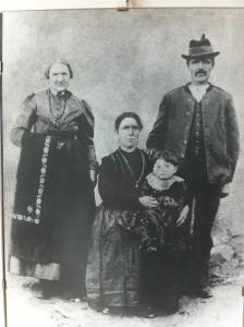 Una famiglia altopianese in costumi cimbri