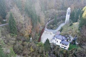 Il santuario della Madonna del Buso (foto: Roberto Costa Ebech).