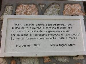 La targa all'albergo Marcesina con citazione di Mario Rigoni Stern