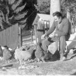 Mario Rigoni Stern tra le sue galline